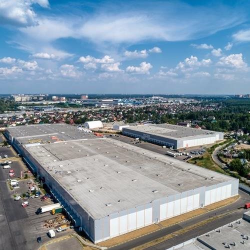 What determines the longevity of a commercial roof?